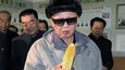 Kim Čong-Il kouká na kukuřici