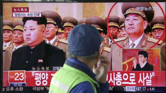 Diktátor Kim Čong-un (vlevo) a jeho údajně popravený ministr obrany Hjon Jong-čol (v kroužku)