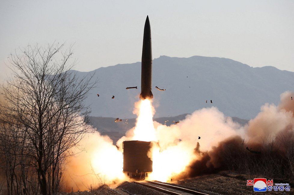 Severokorejský diktátor Kim opět provokuje, KLDR odpálila novou balistickou raketu.