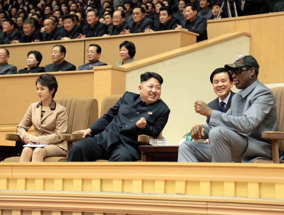 Kamarádi do deště v KLDR: Diktátor Kim Čong-un a basketbalista Dennis Rodman, který do Severní Koreje létá pravidelně
