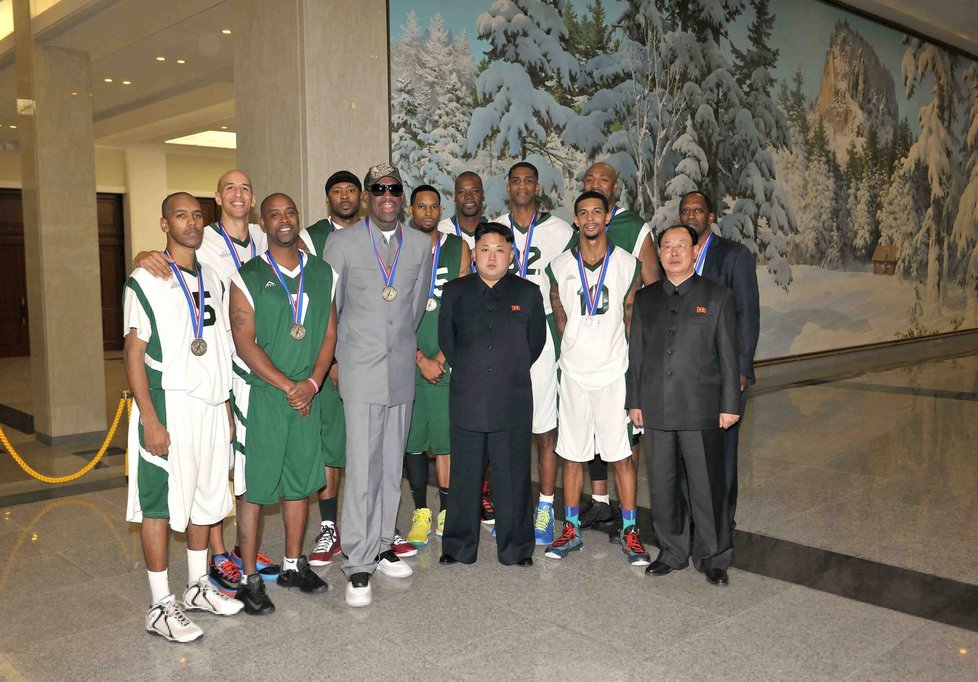 Na počest diktátora Kima se odehrála basketbalová exhibice, které přihlížel i slavný hráč z NBA Dennis Rodman