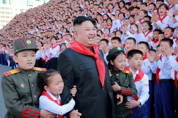 Kim Čong-un se severokorejskými dětmi.