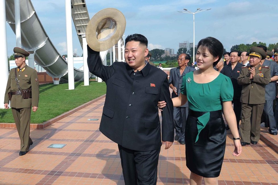 Diktáro Kim Čong-un s manželkou Ri Sol-ču, která podle spekulací žárlila na vůdcovu exmilenku