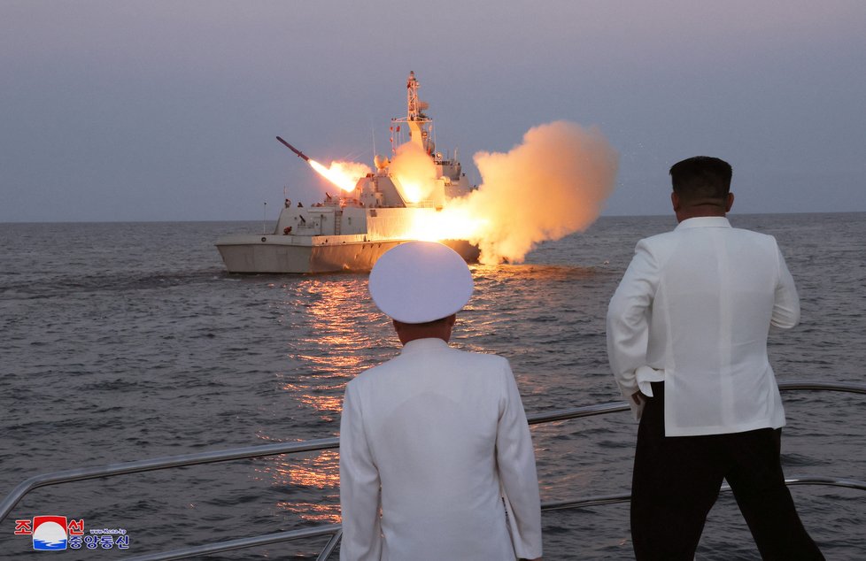 Diktátor Kim navštívil severokorejskou flotilu a osobně dohlížel na test strategických raket v KLDR (21.8.2023)