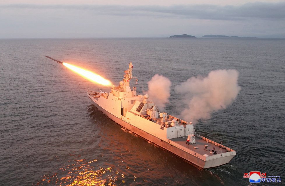 Diktátor Kim navštívil severokorejskou flotilu a osobně dohlížel na test strategických raket v KLDR (21.8.2023)