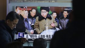 Kim opět pohrozil světu. KLDR má prý jaderné hlavice dostatečně malé na to, aby se vešly do balistických střel. Na snímku záběr na TV vysílání s diktátorem.