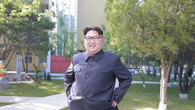Kim Čong-un nosí dioptrické brýle.