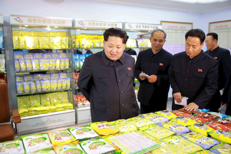 Kim Čong-un rád kontroloju své lidi, jak pracují. A ještě raději jim radí, jak se mají zlepšit.