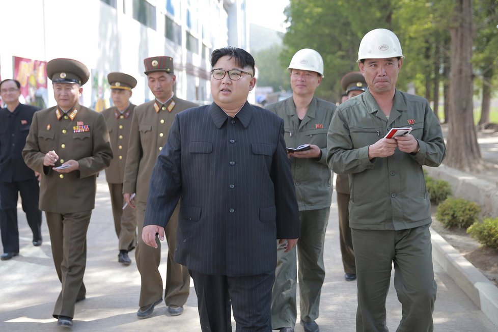 Kim Čong-un rád kontroloju své lidi, jak pracují. A ještě raději jim radí, jak se mají zlepšit.