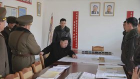 Severokorejský diktátor Kim Čong-un při armádní inspekci