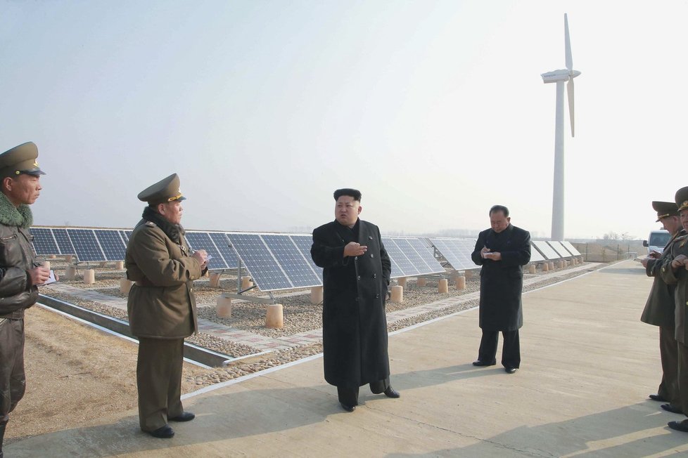 Severokorejský diktátor Kim Čong-un při armádní inspekci