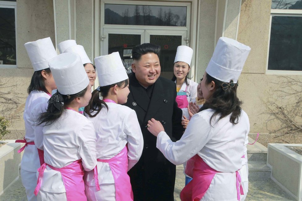 Severokorejský diktátor Kim Čong-un při armádní inspekci. Navštívil i kantýnu, kuchařky měly radost