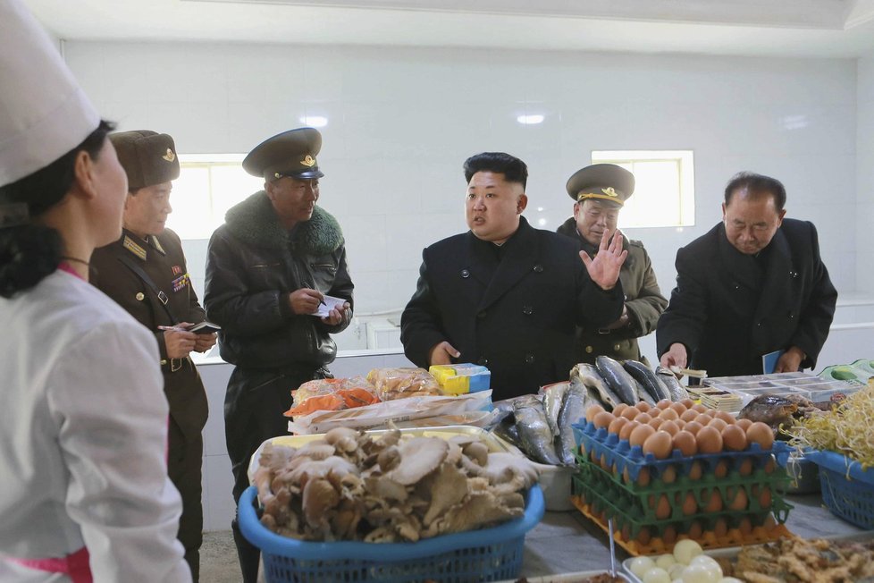 Severokorejský diktátor Kim Čong-un při armádní inspekci. Navštívil i kantýnu