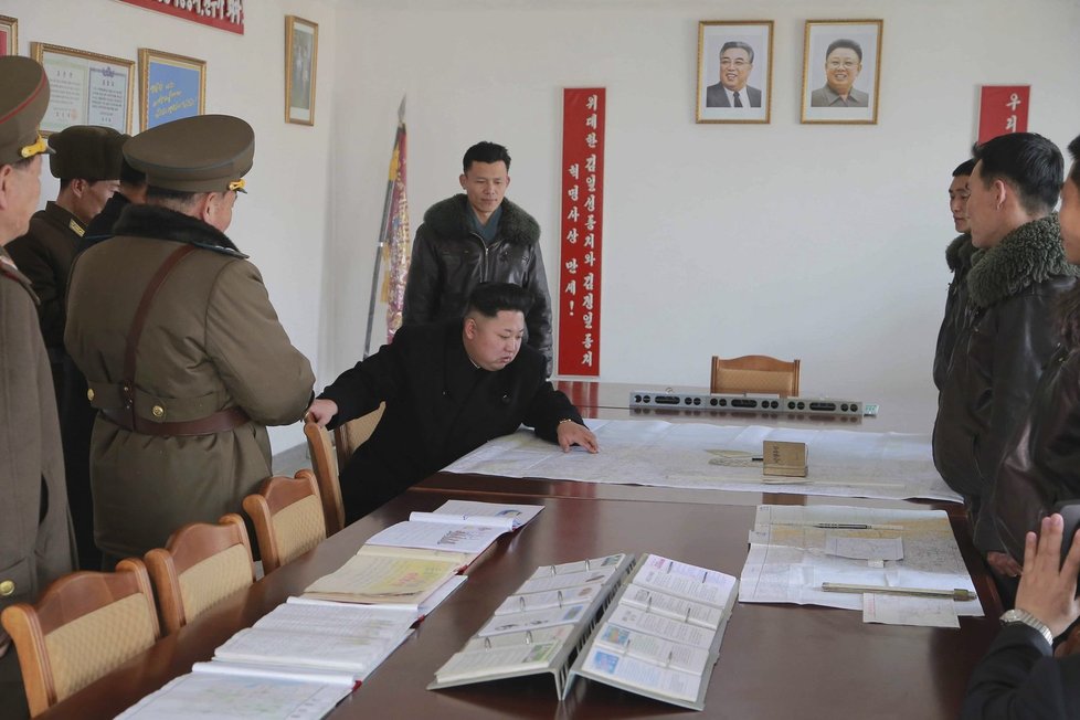 Severokorejský diktátor Kim Čong-un při armádní inspekci