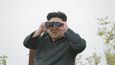 Už zase kouká na věci: Diktátor Kim na údajně aktuální fotce. Klasicky s dalekohledem