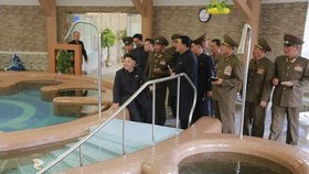 Mladý diktátor Kim se opět objevil na veřejnosti. Tentokrát u bazénku.