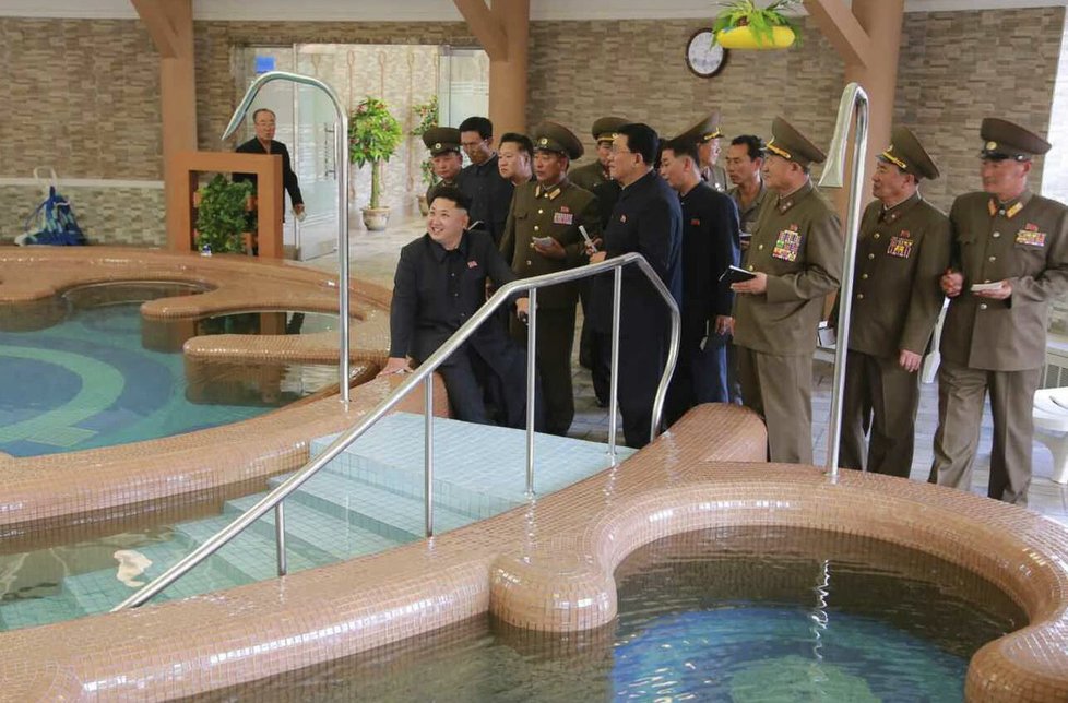 Mladý diktátor Kim se opět objevil na veřejnosti. Tentokrát u bazénku