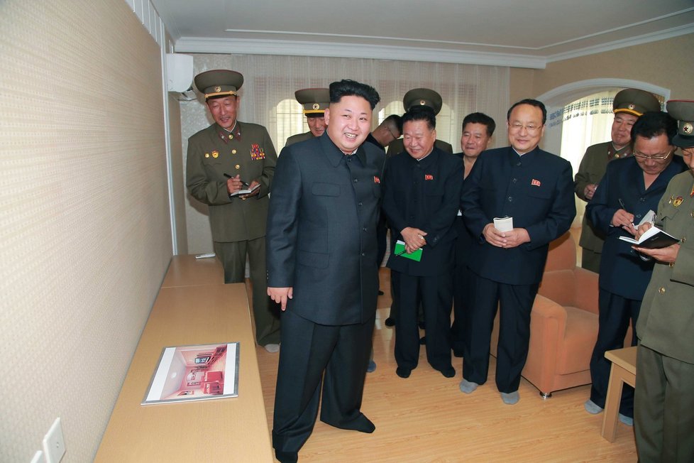 Nedatované foto: Jde o aktuální snímky mladého Kima při návštěvě technické univerzity v KLDR?