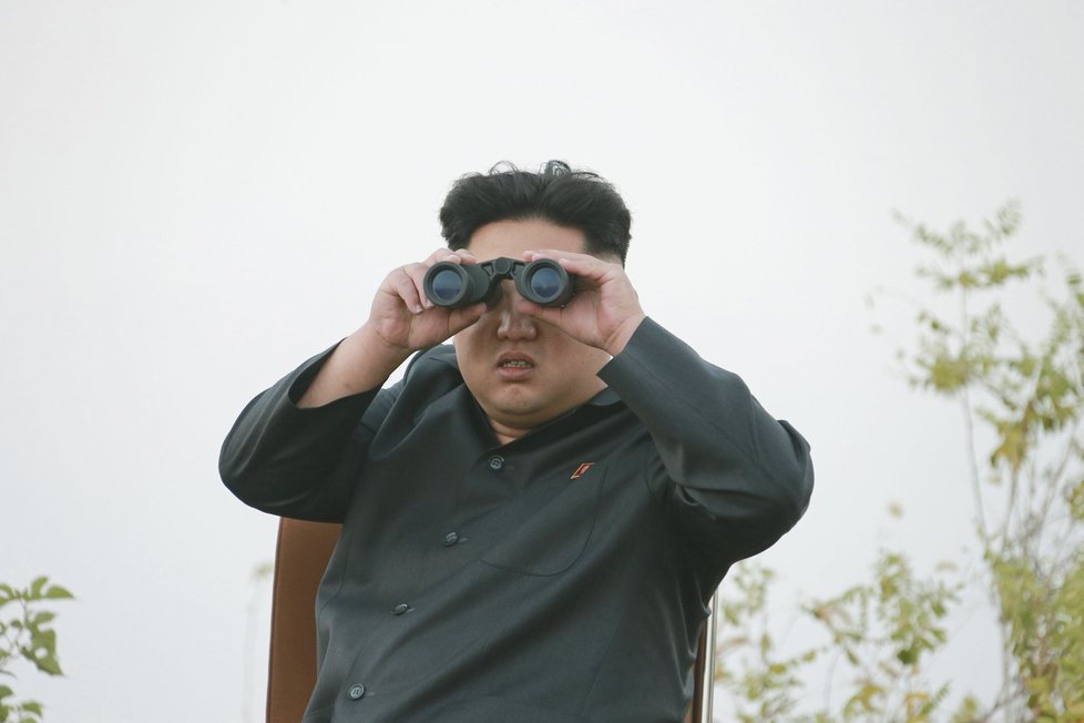 Už zase kouká na věci: Diktátor Kim na údajně aktuální fotce. Klasicky s dalekohledem.