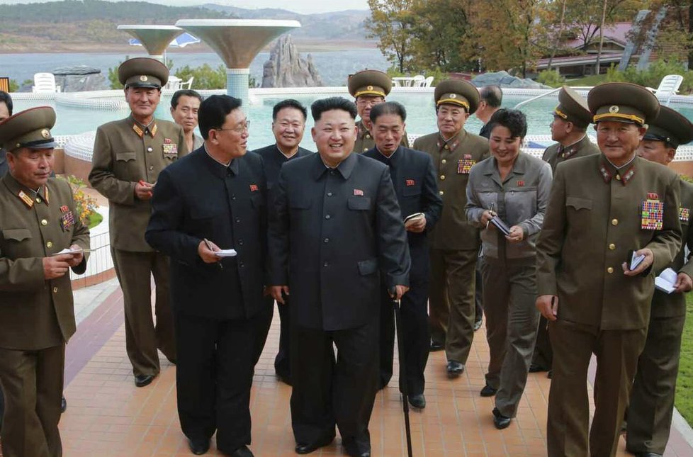 Mladý diktátor Kim se opět objevil na veřejnosti. Nechyběla ani parta důstojníků s bločky.