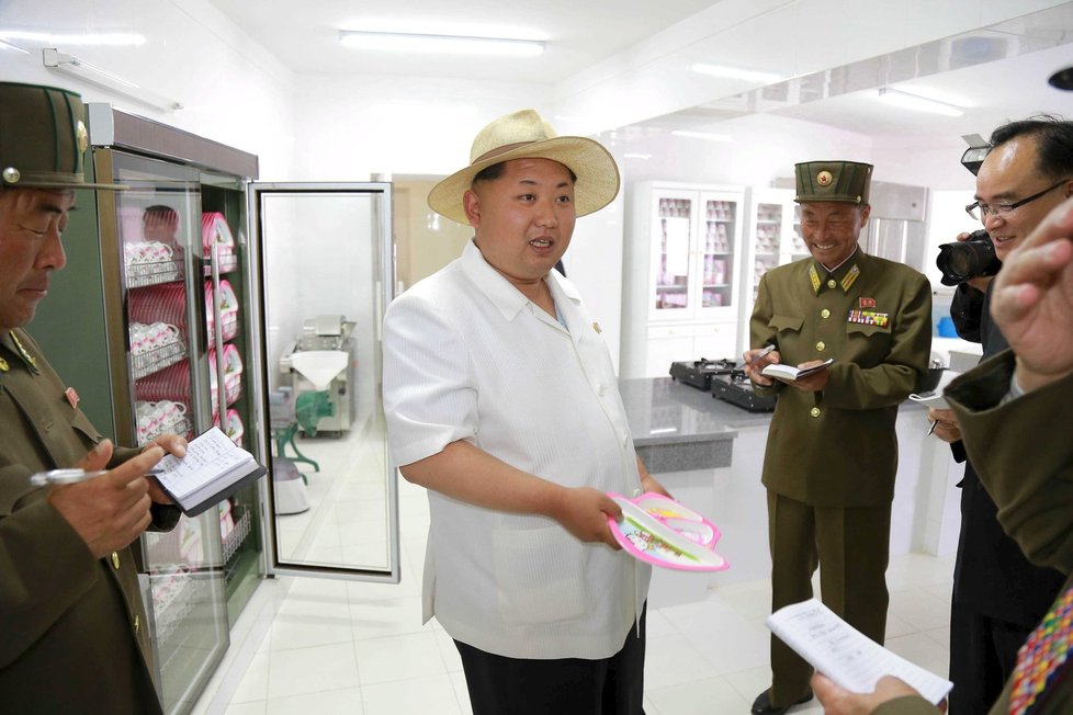 Severokorejský vůdce Kim Čong-un při návštěvě dětského domova a sirotčince