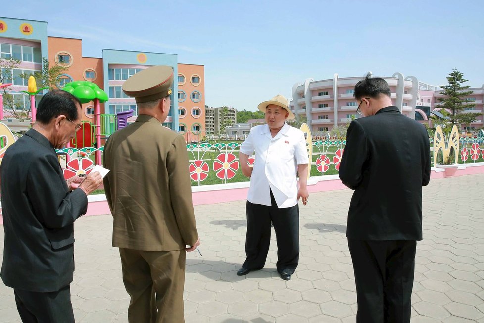 Severokorejský vůdce Kim Čong-un při návštěvě dětského domova a sirotčince