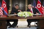 Historický okamžik: Trump se setkal s Kimem a podepsali obsáhlou dohodu.