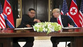 Historický okamžik: Trump se setkal s Kimem a podepsali obsáhlou dohodu.