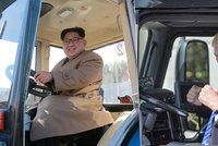 Vysmátý Kim Čong-un řádil v traktoru: Kopíruje úhlavního nepřítele Trumpa?