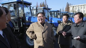 Kim Čong-un na návštěvě továrny na traktory.