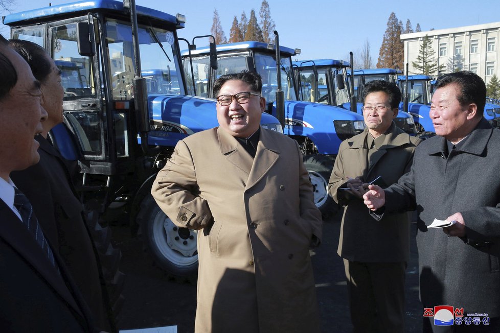 Kim Čong-un na návštěvě továrny na traktory.