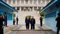 Donald Trump během jednání s Kim Čong-unem v demilitarizované korejské zóně