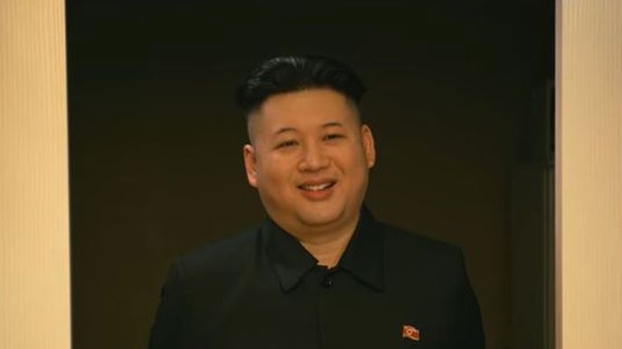 Howard, známý dvojník Kim Čong-una v klipu, kde vůdce souloží s jadernou hlavicí.