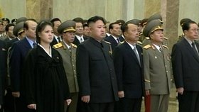 Na vzpomínkové akci u příležitosti ročního výročí úmrtí Kim Čong-ila bylo patrené, že je Ri Sol-ču ve vysokém stupni těhotenství