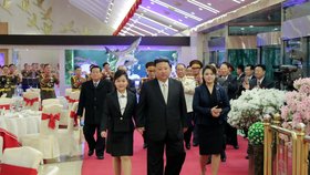 Kim Čong-Un s manželkou a dcerou Kim Ču-ae.