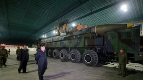 Kim Čong-un, severokorejský vůdce, na prohlídce jedné z balistických střel. Jejich vývoje by se podle Trumpa měl vzdát.