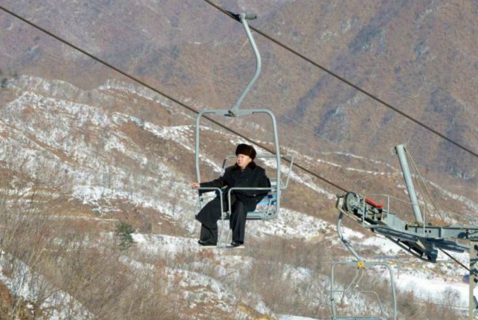 S velkou pompou otevřel v roce 2014 Kim Čong-un luxusní skiareál. Nakonec 110 km sjezdovek nesjíždí nikdo.