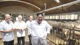 Diktátor Kim vyrazil do továren na potraviny a dobytčích farem, aby rozptýlil obavy svého lidu. KLDR hrozí hladomor
