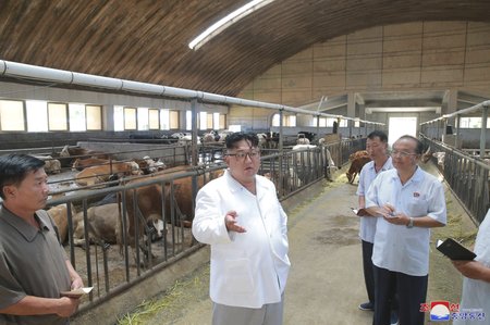 Diktátor Kim vyrazil do továren na potraviny a dobytčích farem, aby rozptýlil obavy svého lidu. KLDR hrozí hladomor