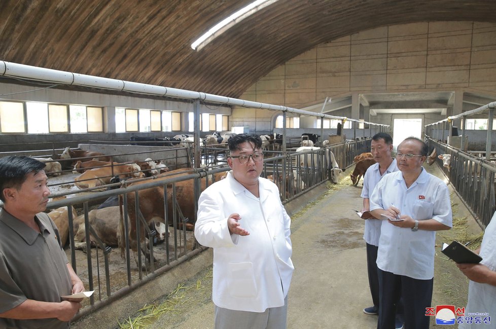 Severokorejský vůdce Kim Čong-un. Diktátor vyrazil do továren na potraviny rozptýlit obavy svého lidu. KLDR hrozí hladomor