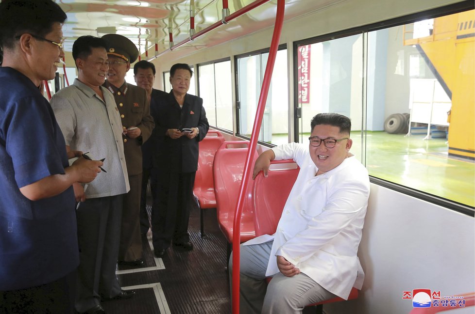 Severokorejský vůdce Kim Čong-un během inspekce v továrně na trolejbusy.