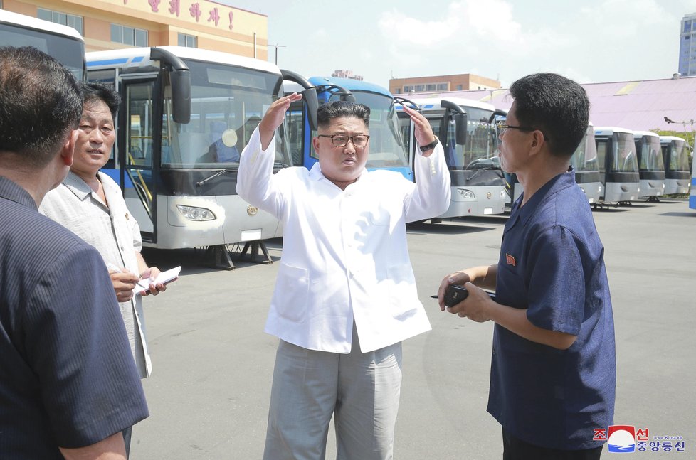 Severokorejský vůdce Kim Čong-un během inspekce v továrně na trolejbusy