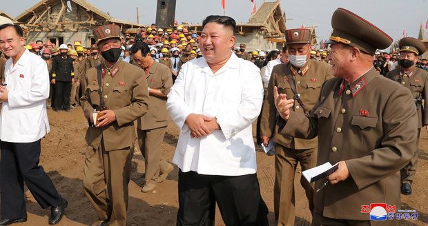 Kim Čong-un jen těsně unikl atentátu. Diktátora chtěli zabít „zrádní vojáci“, tvrdí generál