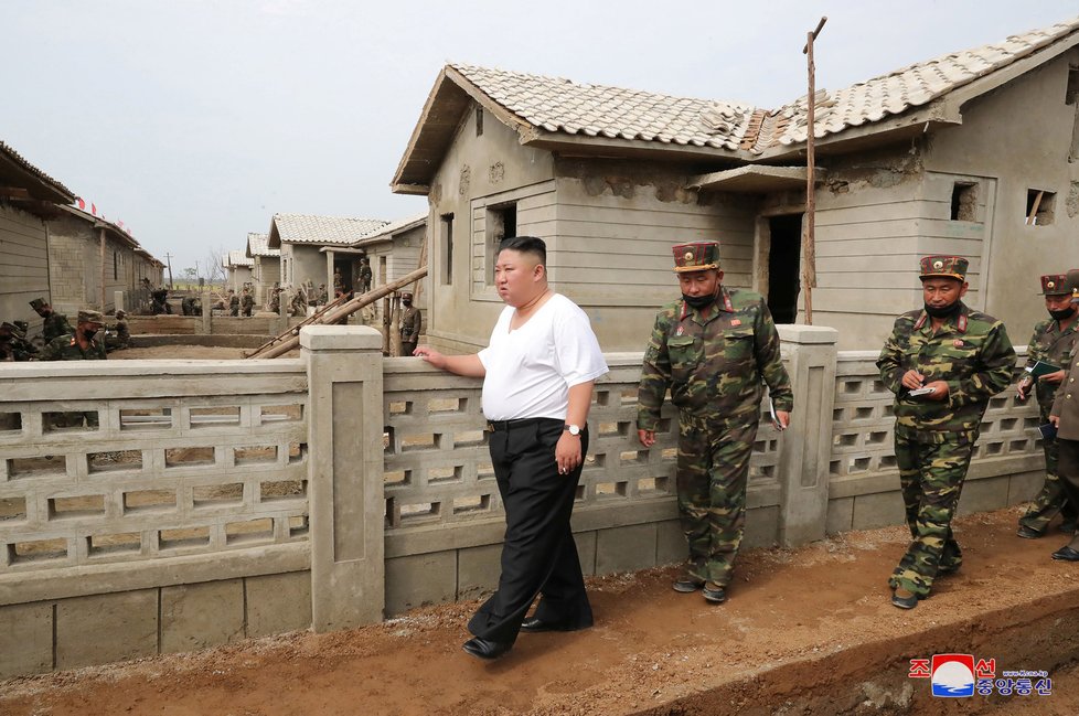 Severokorejský diktátor Kim Čong-un na inspekci v Severní Hwanghe.