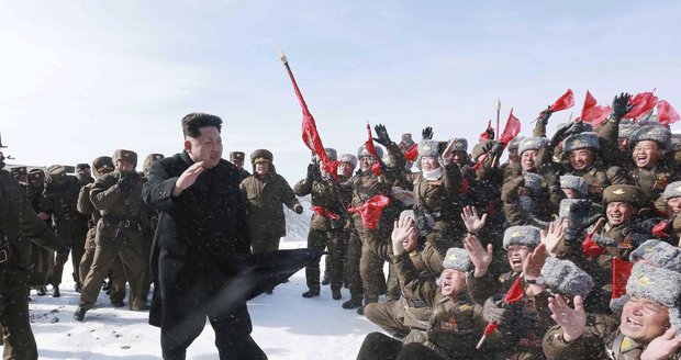 Až na vrcholky hor půjdu s Kimem a rád! Zmrzlí vojáci tleskali vůdci, úsměvy jim tuhly