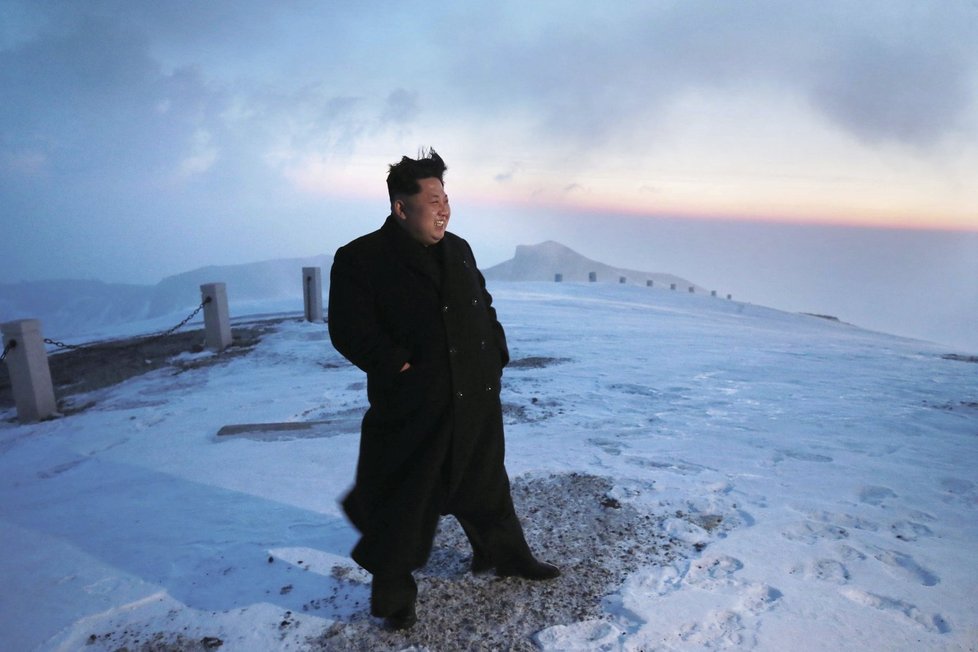 Ani vítr a sníh ho nezastaví! Kim se vyškrábal na nejvyšší horu KLDR.