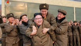 Severokorejský diktátor měl z testu nové rakety takovou radost, že si nevšiml, když mu jeden z důstojníků nadšením vyskočil na záda.
