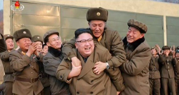 Kim Čong-una si osedlal důstojník KLDR. Diktátor se smál na celé kolo