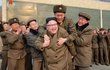 Severokorejský diktátor měl z testu nové rakety takovou radost, že si nevšiml, když mu jeden z důstojníků nadšením vyskočil na záda