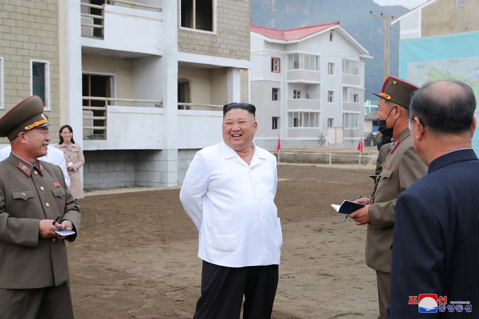 S diktátorem Kim Čong-unem vyrazili na inspekci na jih země i jeho sestra Kim Jo-čong